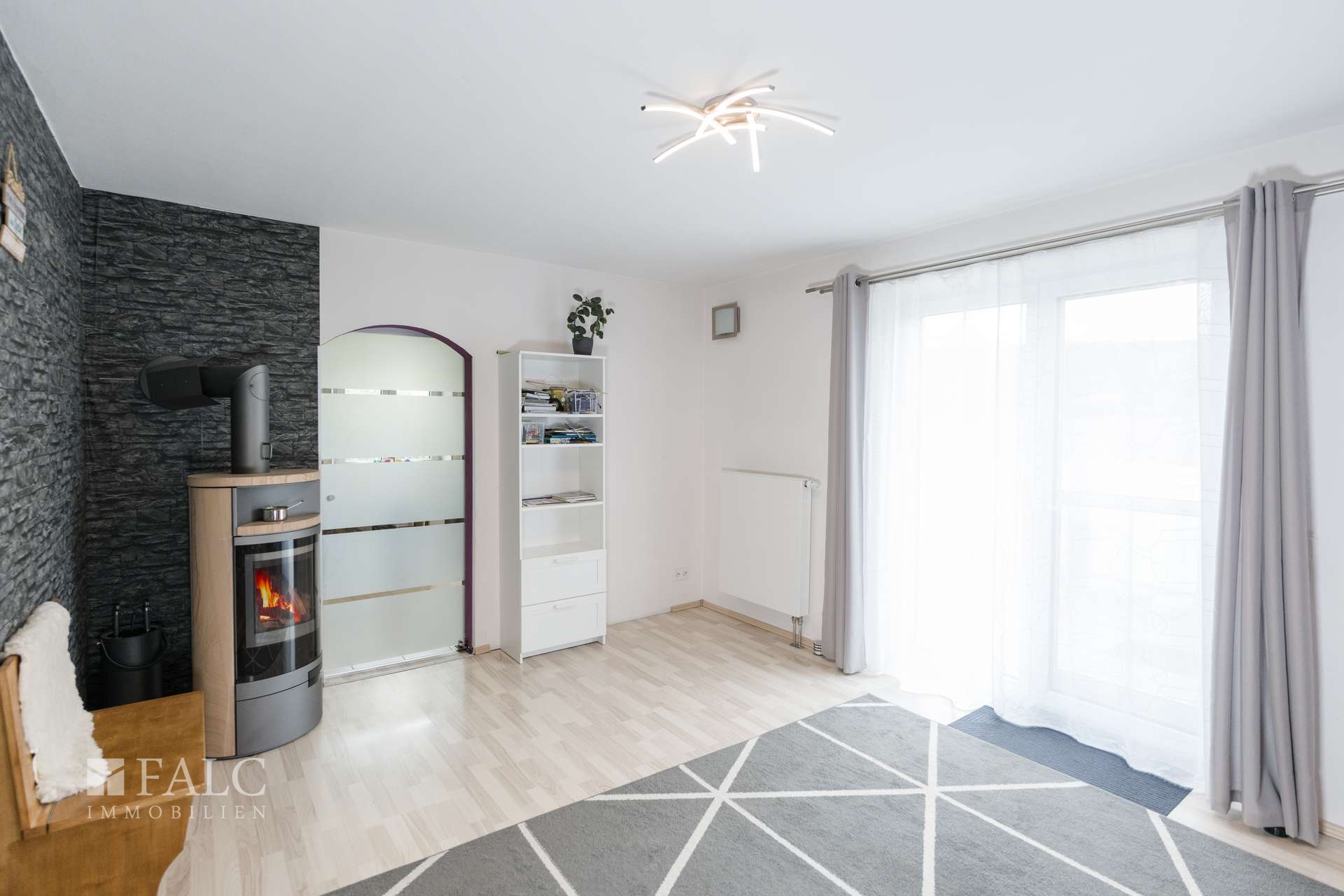 Wohnzimmer mit Kamin